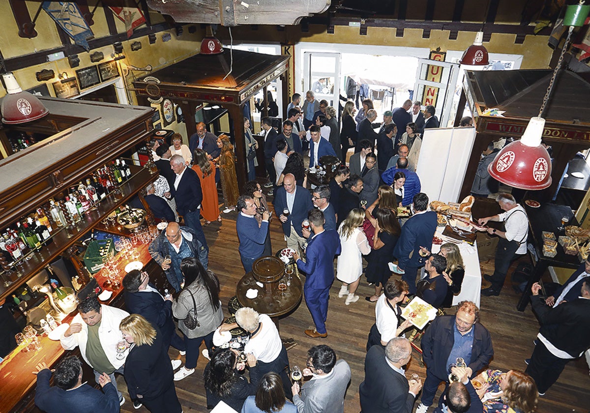 Un abarrotado Pub Wimbledon fue el lugar en el que arrancó el evento gastronómico. El lugar ideal para que todos los invitados fueran llegando y relacionándose con amigos del sector