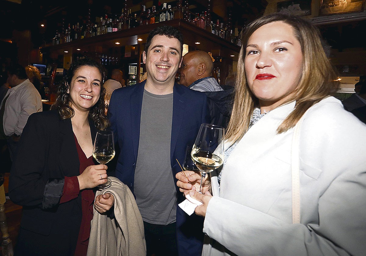 Rocío Maeso y Ander Rodríguez llegaron desde Zumaia, donde han abierto recientemente Muina Taberna, para recoger un premio; en la imagen, junto a Eneritz Erkizia, de Mardu Gourmet