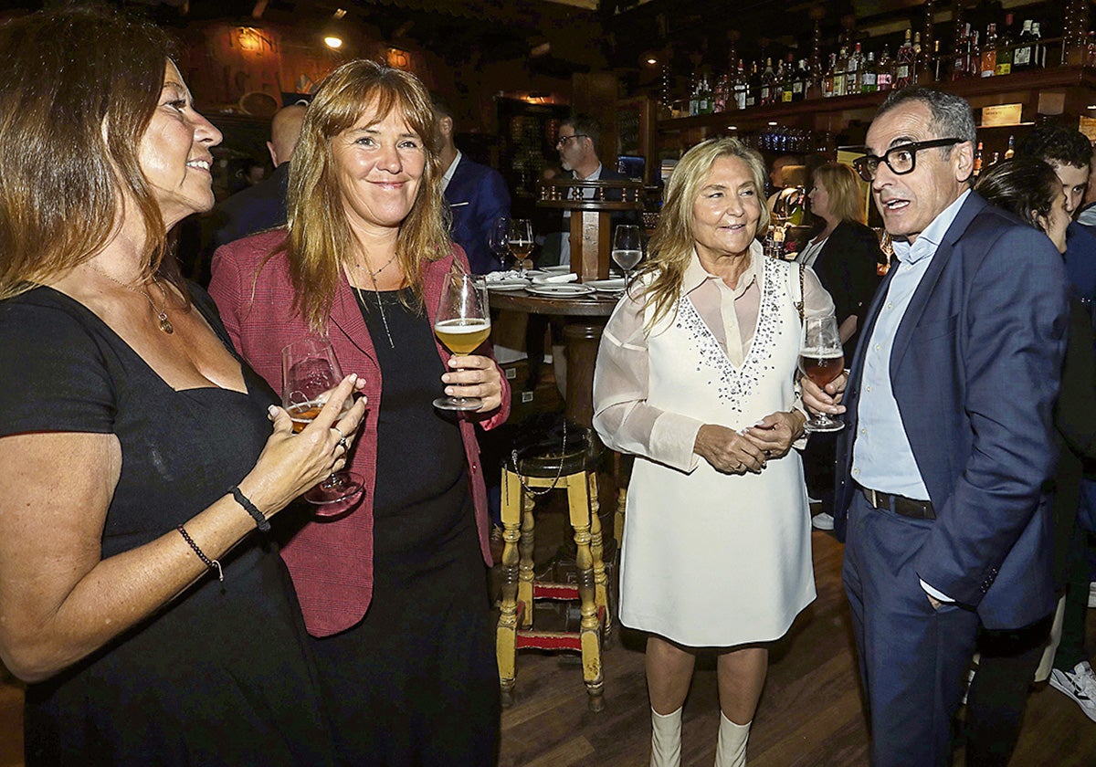 Kote Bernal, Oskia Yaben y Paloma Enríquez, todas ellas del centro de formación Cebanc y que fueron protagonistas del evento, junto a Rául Fernández Acha minutos antes de que los invitados pasaran al comedor. 