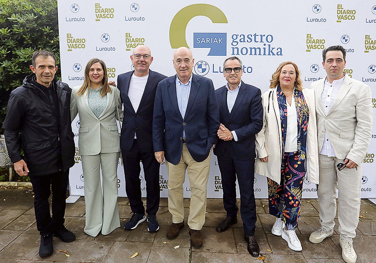 Javier Yurrita, en el centro de la imagen, rodeado por algunos de los invitados que no quisieron perderse una de las citas gastronómicas del año: los Gastronomika Sariak BMW Lurauto