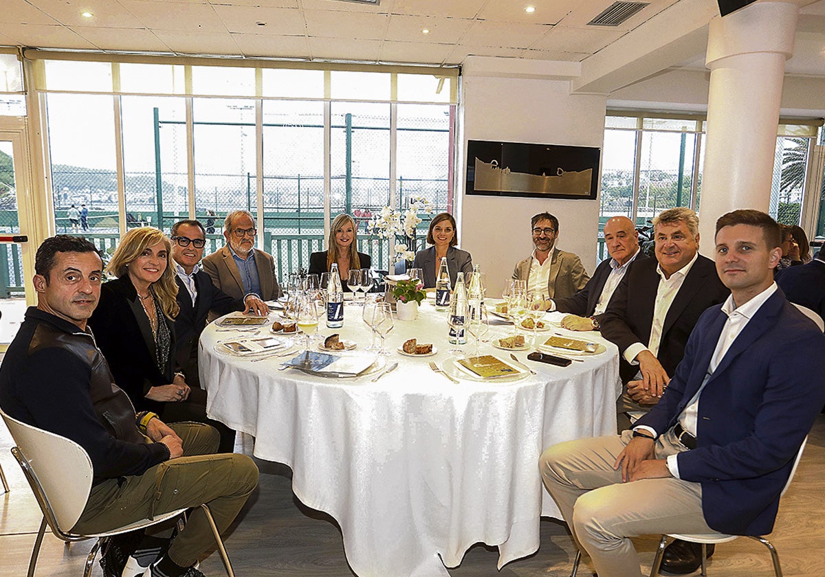 Alfredo García, Lourdes Rekondo, Raúl Fernández, Raimundo Ruiz de Escudero, Isabel Cortadi, Ane Oyarbide, Iñigo Olaizola, Javier Yurrita, Mikel Ubarrechena y David Mateos compartieron mesa en el Tenis Ondarreta