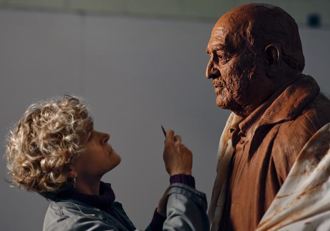 Lourdes Umerez esculpiendo la figura de Pedro Pascual para Igeldo.