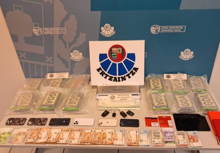 La cocaína, los móviles, el dinero en metálico y demás objetos decomisados por la Ertzaintza