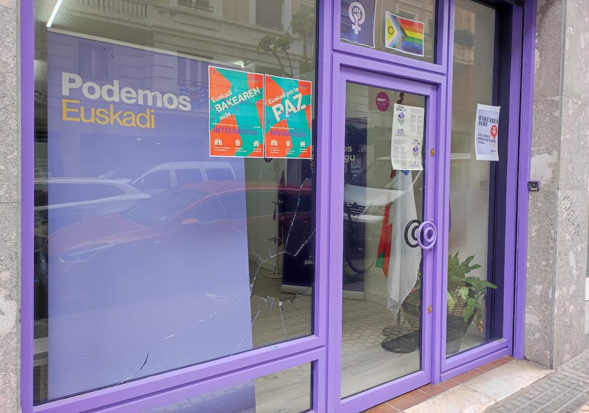 La sede de Podemos Euskadi en Donostia, con un cristal roto tras el ataque sufrido de madrugada