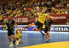 Esteban Salinas se eleva en el aire para lanzar a portería ayer en un Artaleku que vivó las eliminatorias en un ambiente inmejorable.