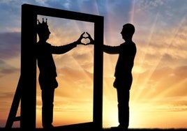 El narcisista tiende a considerarse mejor de lo que realmente es.