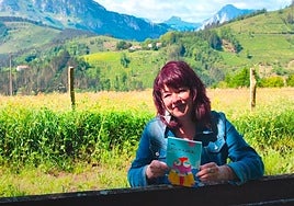 La escritora posa orgullosa con su nuevo trabajo literario.