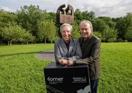 Iñaki Gabilondo y Joan Manuel Serrat posan en Chillida Leku antes de la charla.