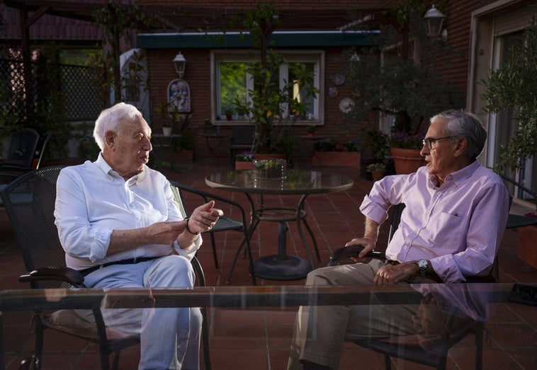 José Manuel García-Margallo yRamón Jáuregui, en un momentode su charla en la tarde del juevesde esta semana.