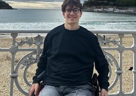 Julen Fernández lanza una sonrisa en el paseo de La Concha.