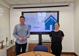 Mikel Serrano y Alba Pascual en la presentación del estudio realizado sobre el parque residencial de Zumarraga.