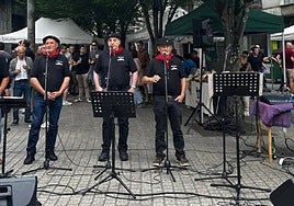 Bankako menditarren doinuek girotu zuten hitzordua, trago eta pintxoen artean.