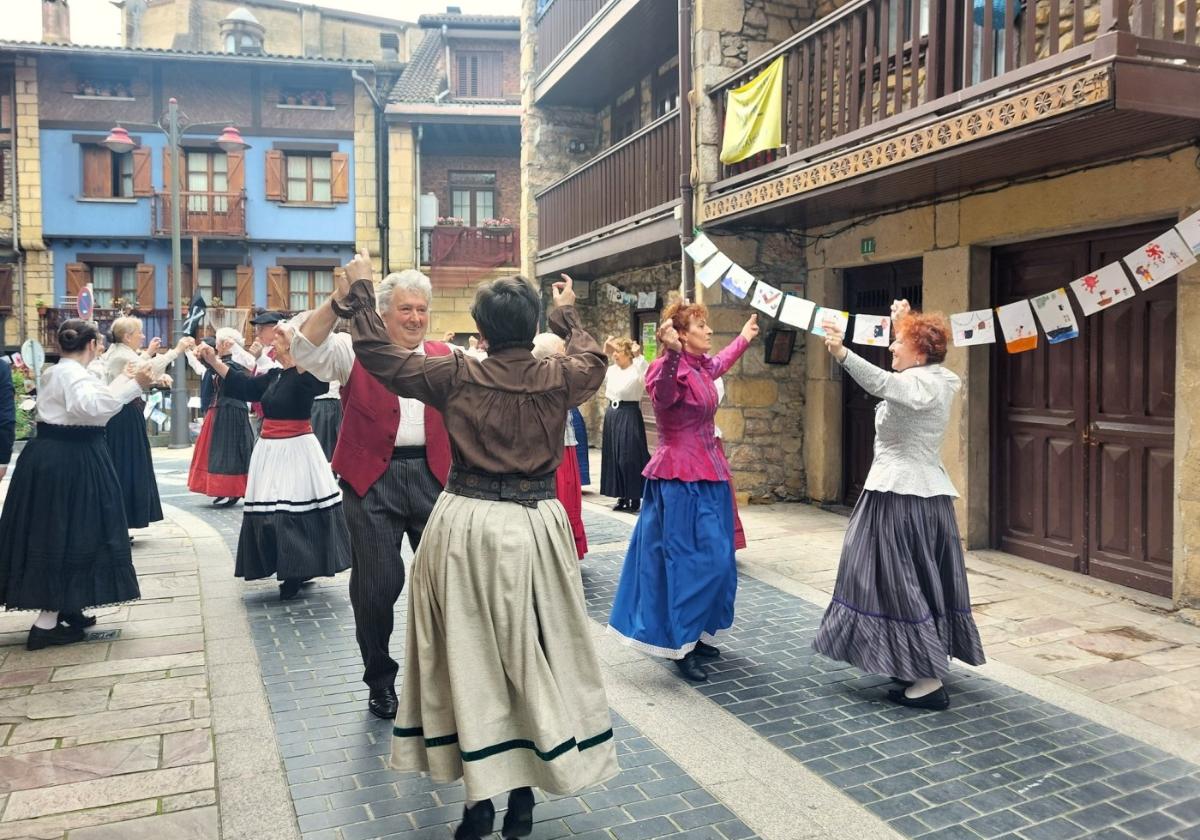 Los integrantes de Lezoko Dantzazaleak protagonizaron una romería con bailes de principios del siglo XX.