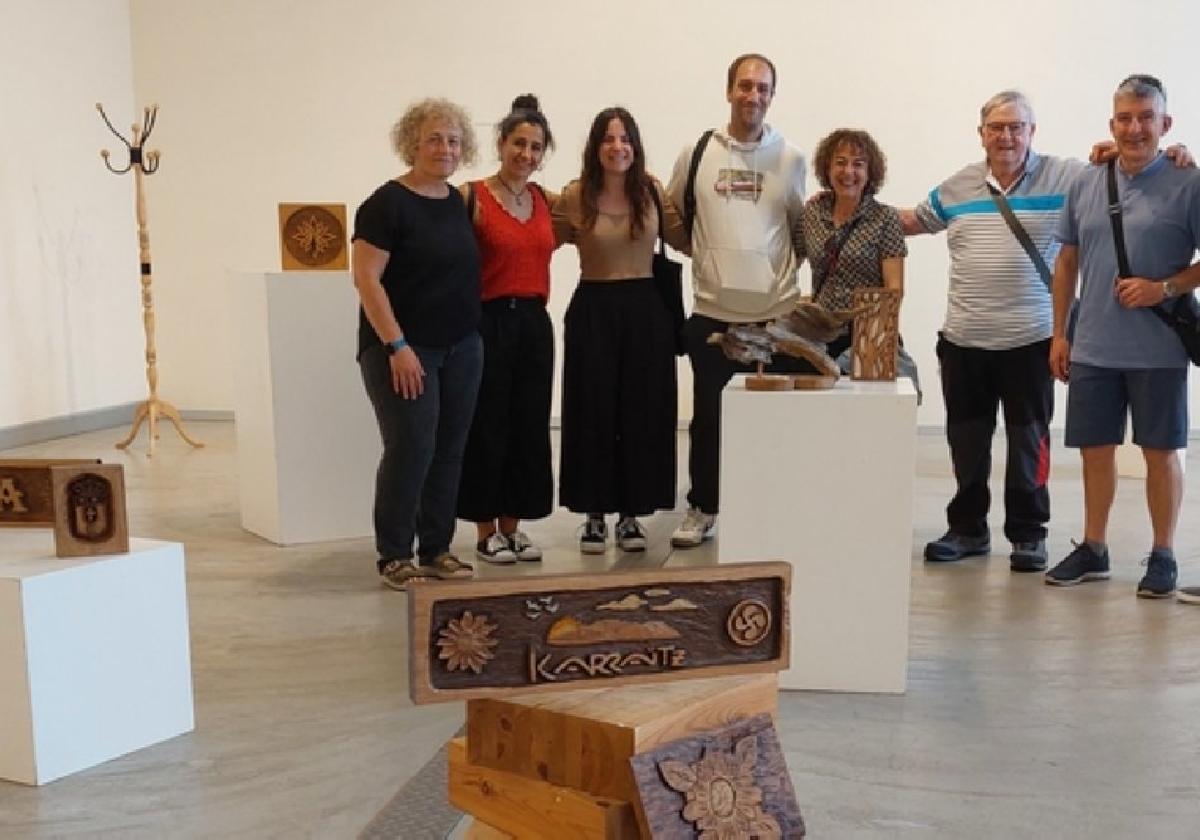 El grupo de talla de madera durante la inauguración.