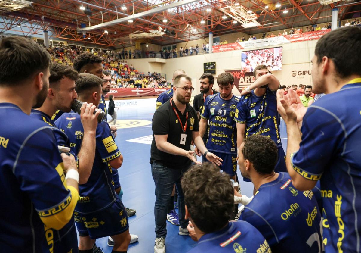 Alex Mozas se dirige a sus jugadores durante un tiempo muerto en el partido del sábado contra el Ademar León.