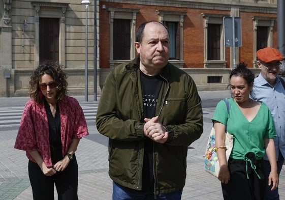 Pernando Barrena, esta mañana ante el Parlamento de Navarra, en Pamplona.