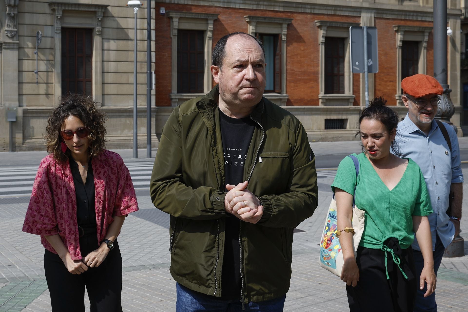 Pernando Barrena, esta mañana ante el Parlamento de Navarra, en Pamplona.