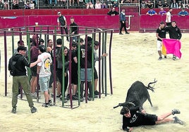 Revolcones, sustos y algunas magulladuras inevitables en las vaquillas de primera hora que vuelven a programarse para este lunes.