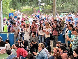 Erakundeetako ordezkariek eta Gipuzkoako herri eskoletako familia ugariek harrera beroa eman zioten festari.