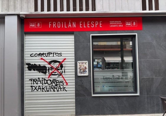 Atacan con pintura la sede del PSE de Lasarte-Oria