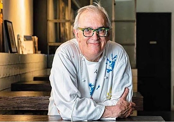 Xabier Gutiérrez con la chaquetilla de cocinero, oficio que combina con la literatura.