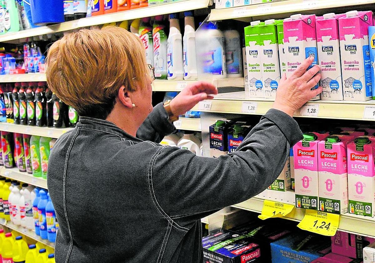 Una mujer hace la compra en un supermercado de Eibar.