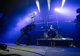 Oliver Ackermann, de A Place To Bury Strangers, a punto de destrozar su guitarra en el concierto final del festival.