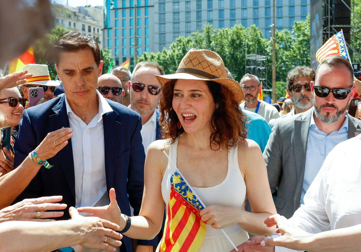 Ayuso insiste en confrontar con Euskadi: «Las dictaduras entran a sorbos. ¿Qué más da si a la Universidad del País Vasco le quitan su nombre en castellano?»