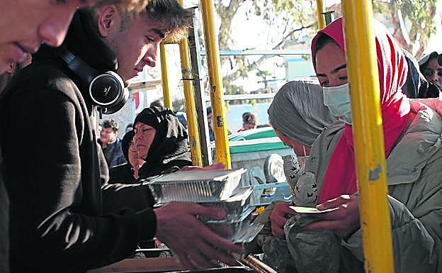 Voluntarios de Zaporeak reparten comidas en el campamento de Lesbos.