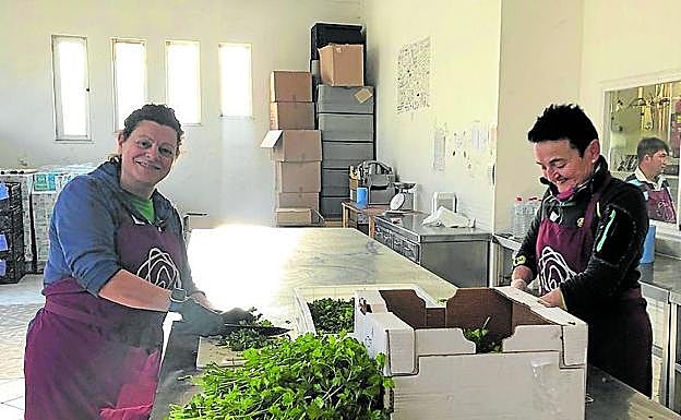 Inma Arocena prepara una comida en Lesbos junto a otra voluntaria.