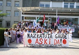 Concentración de este lunes frente al Hospital Donostia.