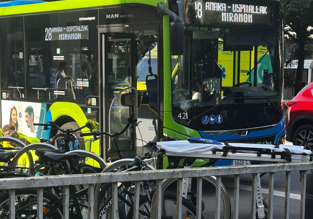 El autobús que se ha visto implicado en el accidente este lunes en San Sebastián.