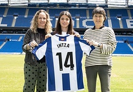 Intza Egiguren escenifica su renovación y cambio de estatus junto a la responsable de fútbol femenino élite, Maider Castillo, y la responsable de fútbol femenino, Garbiñe Etxeberria