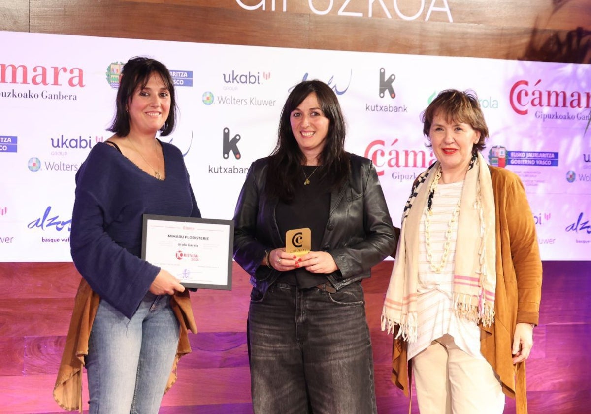 Ruth y Miren recibieron el premio 'Hamar bitxiak' de manos de la ganadora del año pasado, la tienda de ropa Laskurain de Zumarraga.