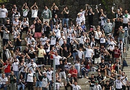 La afición del Mérida anima a su equipo en el partido contra el Sanse en Zubieta