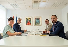 La ministra de Vivienda, Isabel Rodríguez, se ha reunido con Denis Itxaso y Miguel de los Toyos.