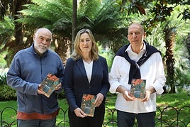 Martin Anso editorea, Garbiñe Mendizabal Hizkuntza Berdintasuneko foru zuzendaria, eta Txabi Sagarzazu, egilearen anaia, gaurko aurkezpenean.