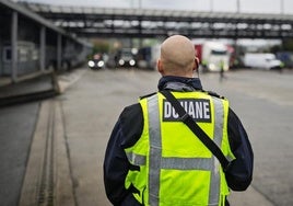 Un policía vigila la muga a pocos metros del peaje de Biriatu.