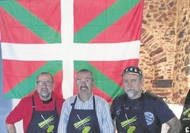 Peio García Amiano junto a Iñaki y Zazpi, también cofundadores de Zaporeak, en el primer viaje a Quíos.
