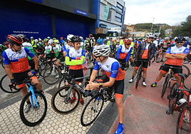 Un grupo de cicloturistas, antes de ponerse en marcha.