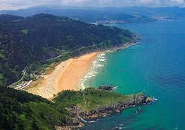 Vista aérea de la playa de Laga, en el término municipal de Ibarrangelu