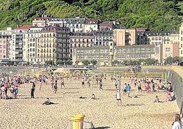 Myriam escribe: «La playa de Zurriola se ha convertido en una playa casi exclusiva para surfistas y jugadores de voley. El mar está saturado de tablas y la arena de redes de voley en la zona próxima a Sagüés. Imposible hacer lo que se ha hecho toda la vida: bañarse tranquilamente, nadar, tomar el sol, jugar a pala. No entiendo por qué se permite que una minoría se adueñe de gran parte de la playa».