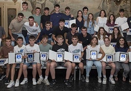 Los jugadores y jugadoras del club premiados con sus galardones.
