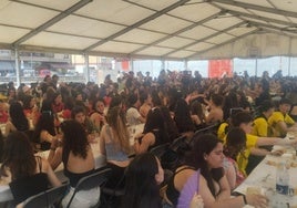 Multitudinaria comida popular en la Plaza después de una matinal marcada por la bajada de las balsas y por los juegos entre cuadrillas de las Olimpiadas.