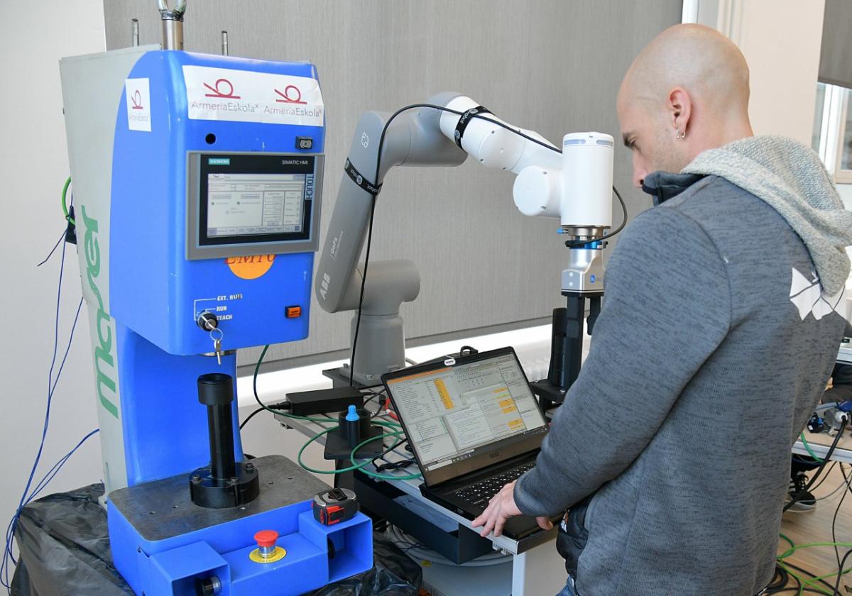 Armeria Eskola apuesta por la robótica inteligente