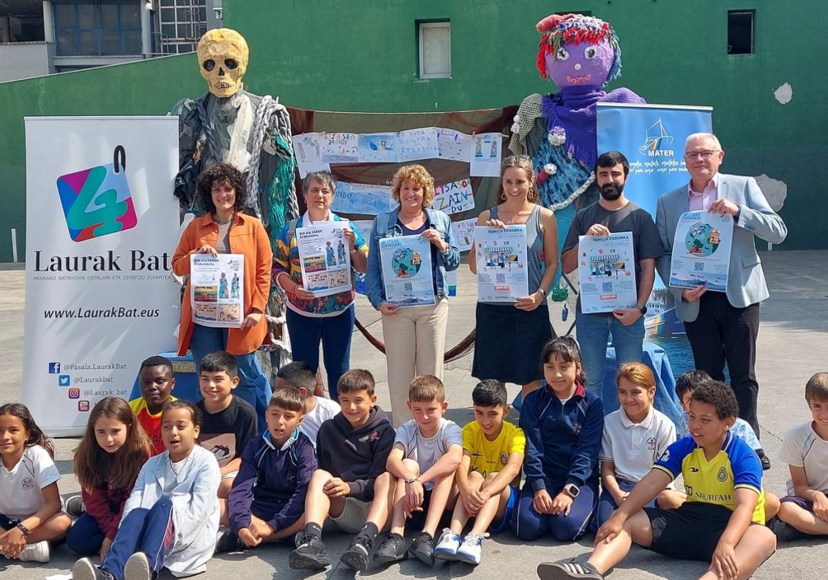 Comerciantes, autoridades, miembros de la tripulación del 'Mater' y alumnos de La Anunciata durante la presentación celebrada en Antxo.