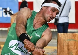 Xabier Zaldua en pleno duatlón, el domingo por la tarde, en la plaza taurina de Azpeitia.