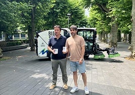 Valentín González y Borja Olazabal con los vasos reutilizables que repartirán en las txosnas.