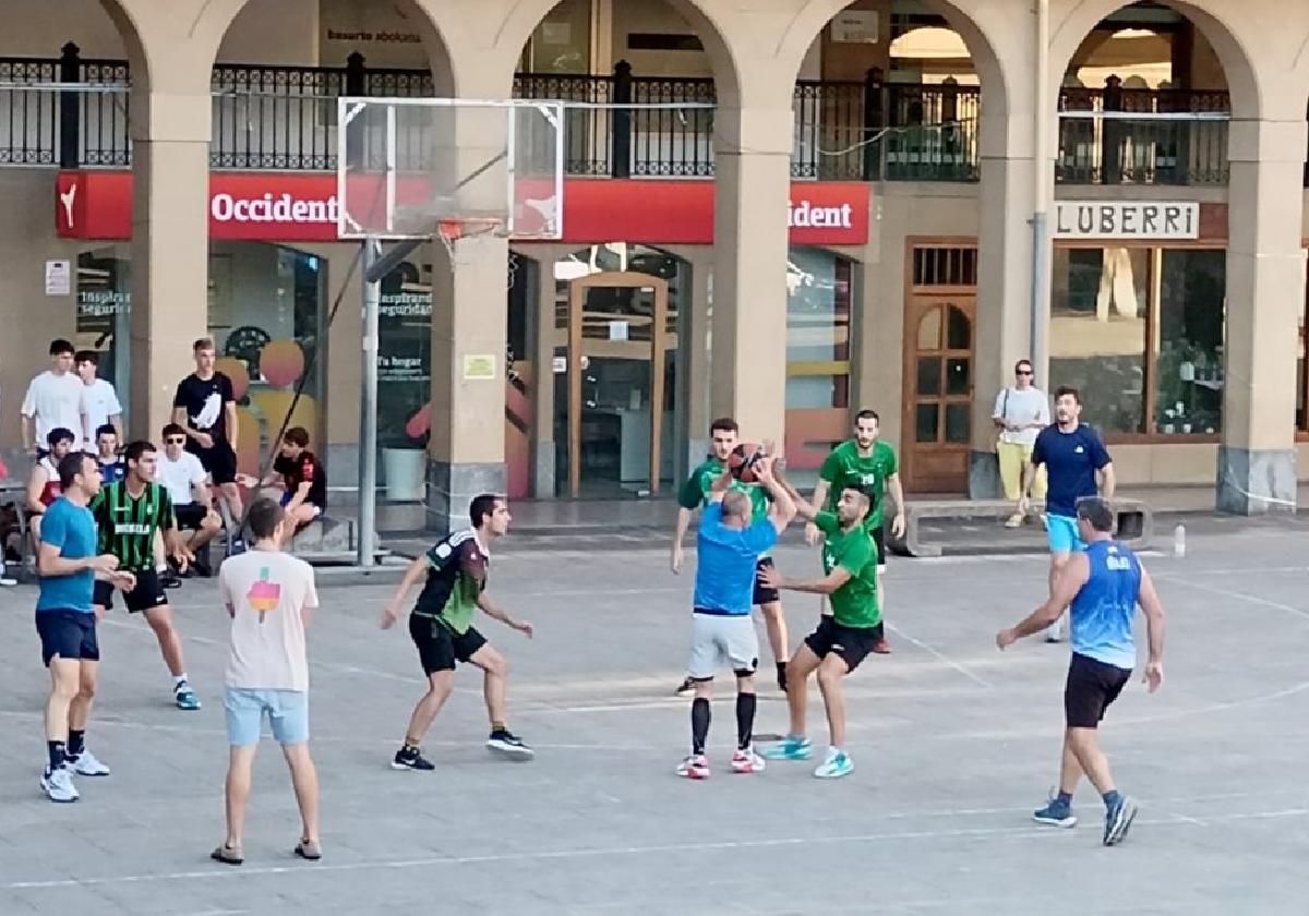 En marcha el campeonato de baloncesto entre cuadrillas con treinta equipos