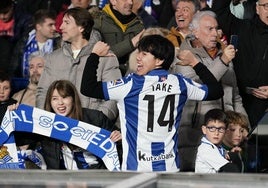 Una pareja de japoneses muestra orgullosa los colores de la Real en un partido en el Reale Arena.